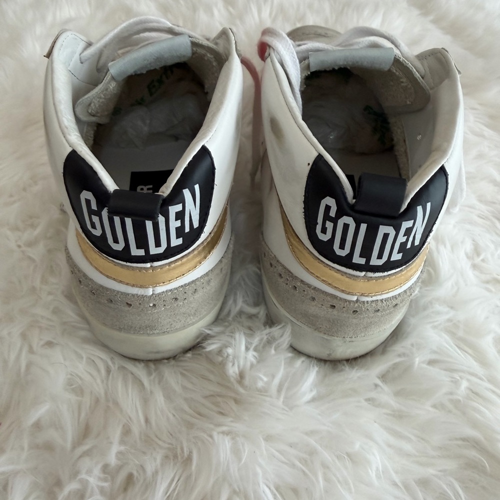 Golden Goose Deluxe Brand Mid
Star
GGDB / PRIVATE EDT Size 39 US 9 - Picture 6 of 12